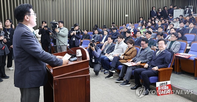 더불어민주당 의원총회에서 박찬대원내대표가 발언하고 있다.【사진=연합뉴스】