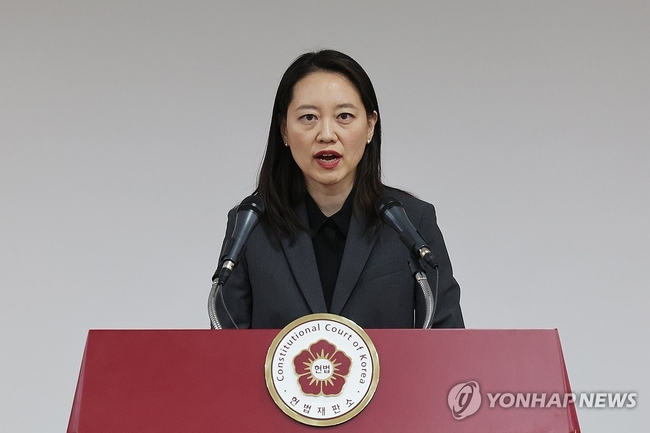 이진 헌법재판소 공보관이 17일 오전 서울 종로구 헌법재판소 별관에서 윤석열 대통령 탄핵심판 관련 브리핑을 하고있다<br>
.2024.12.17 