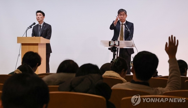 김용현 전 국방부 장관 변호인단이 26일 오전 서울 서초구 한국컨퍼런스센터에서 기자회견 도중 보도진 질문을 받고 있다.<br>
2024.12.26 【서울=연합뉴스】<br>
