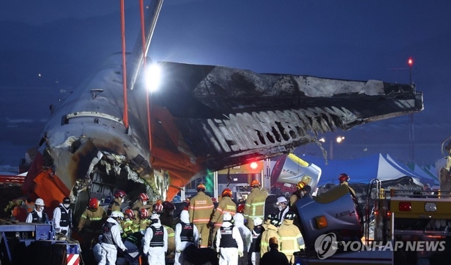 처참한 무안 제주항공 사고 여객기<br>
29일 오후 전남 무안군 무안국제공항에서 발생한 제주항공 여객기 충돌 폭발 사고 현장에서 파손된 기체 후미가 크레인으로 옮겨지고 있다. 2024.12.29 (무안=연합뉴스) 