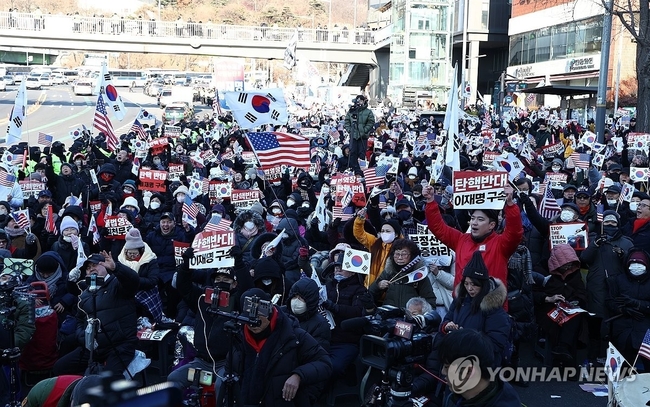 고위공직자범죄수사처가 윤석열 대통령에 대한 체포영장 집행에 나선 3일 서울 용산구 한남동 대통령 관저 인근에 윤석열 대통령<br>
지지자들이 모여 있다. 2025.1.3 【서울=연합뉴스】