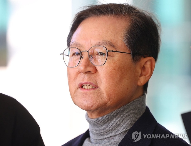 윤석열 대통령 측 윤갑근 변호사가 31일 오전 서울 서초구 서울고검 앞에서 기자간담회를 열고 법원의 윤 대통령에 대해 청구한<br>
체포 영장 발부 관련 입장을 말하고 있다. 2024.12.31 【서울=연합뉴스】