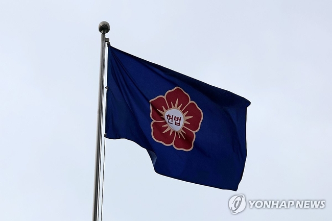 헌법재판소가 윤석열 대통령 탄핵심판의 정식 변론(14일)을 약 일주일 앞두고 본격적인 재판 준비에 박차를 가한다. 법조계에 따르면 헌재는 6일 재판관 회의를 개최한다. 지난 1일 조한창·정계선 헌법재판관이 임기를 시작해 8인 체제가 된 이후 처음 열리는 회의다.<br>
사진은 6일 서울 종로구 헌법재판소. 2025.1.6 【서울=연합뉴스】