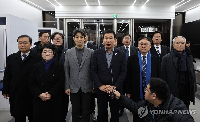 국회 행정안전위원회 신정훈 위원장과 더불어민주당 윤건영 간사 및 위원들이 윤석열 대통령 체포영장 집행과 관련해 6일 오전<br>
서울 서대문구 경찰청 국가수사본부를 방문해 입장을 밝히고 있다. 2025.1.6 【서울=연합뉴스】