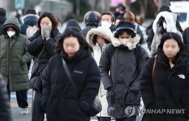 서울 전역에 올겨울 첫 한파주의보가 발효된 9일 오전 서울 광화문광장에서 시민들이 두꺼운 옷차림을 한 채 걸어가고 있다.<br>
2025.1.9 【서울=연합뉴스】