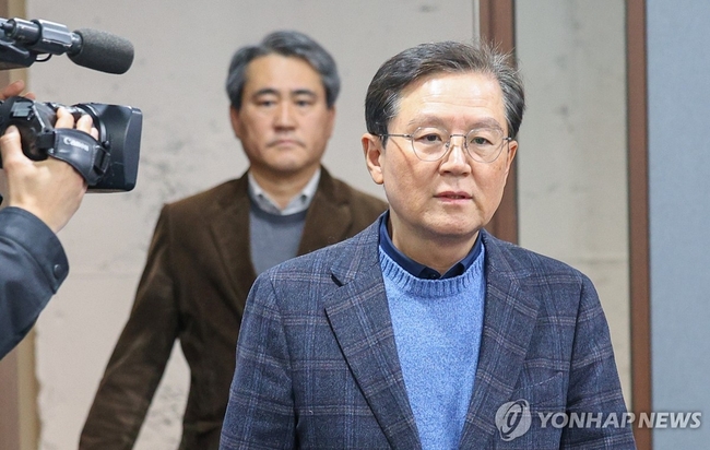 윤석열 대통령 측 윤갑근 변호사가 8일 서울 서초구 한국컨퍼런스센터에서 열린 기자간담회에 입장하고 있다.<br>
2025.1.8 【서울=연합뉴스】