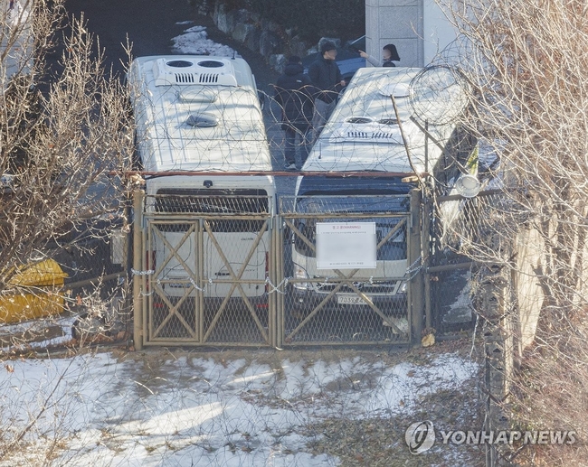  법원이 윤석열 대통령에 대한 체포영장을 재발부해 공조수사본부 차원의 영장 2차 집행 시도가 초읽기에 들어간 9일 오전 서울<br>
용산구 한남동 대통령 관저에서 경호처 직원이 철조망이 쳐진 쪽문을 버스로 벽을 치고 있다. 이 쪽문은 전날 쇠사슬을 묶었고, 이날 버스로 차벽을 추가했다. 2025.1.9 【서울=연합뉴스】