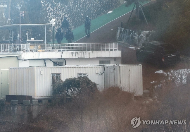 고위공직자범죄수사처(공수처)가 윤석열 대통령에 대한 체포영장을 재발부받은 지 일주일을 맞은 13일 오전 서울 용산구 한남동 대통령 관저에서 경호처 대테러과 직원으로 보이는 인물들이 순찰하고 있다. 2025.1.13 【서울=연합뉴스】