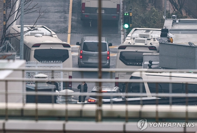 윤석열 대통령에 대한 체포영장 2차 집행이 임박했다는 전망이 나오는 가운데 14일 오전 차량 한 대가 서울 용산구 한남동 대통령<br>
관저 출입구를 통과하고 있다. 2025.1.14 【서울=연합뉴스】