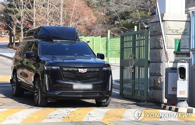 내란 우두머리 혐의로 체포된 윤석열 대통령을 태운 경호차량이고위공직자범죄수사처의 출석 조사 요구에 이틀 연속 불응하기로 한 17일 경기도 의왕시 서울구치소에서 경호차량이 빠져나오고 있다. 2025.1.17 【의왕=연합뉴스】