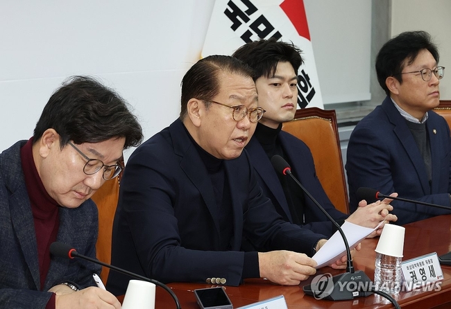 국민의힘 권영세 비상대책위원장(왼쪽 두번째)이 19일 국회에서 열린 긴급비상대책위원 회의에서 발언하고 있다. 2025.1.19 <br>
【서울=연합뉴스】