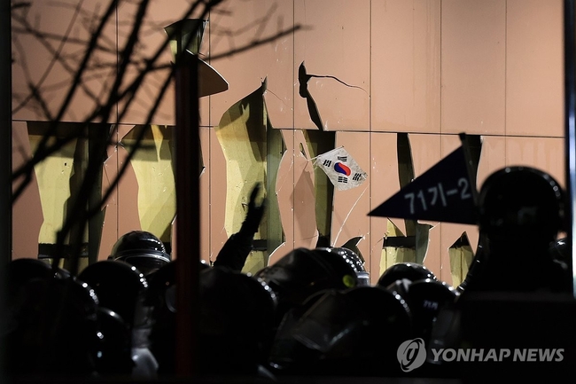 윤석열 대통령이 내란 우두머리 혐의로 구속되자 일부 지지자들이 서울 마포구 서울서부지방법원에 난입한 19일 오전 서부지법<br>
외벽 등이 파손돼 있다. 2025.1.19 【서울=연합뉴스】