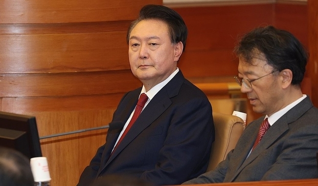 21맇 오후 2시 헌법재판소에서 탄핵 재판을 받기 위해 피청구인으로서 입정해 재판 시작을 기다리고 있다. 【사진=연합뉴스】