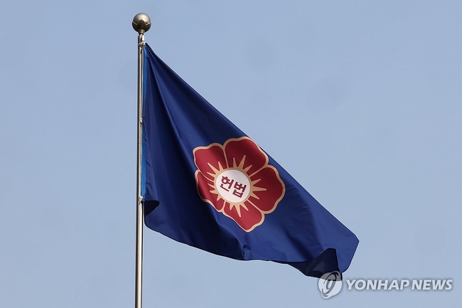 헌법재판소가 오는 20일을 윤석열 대통령 탄핵심판 추가 변론기일로 지정한 가운데 16일 서울 종로구 헌법재판소 깃발이 바람에<br>
날라고 있다. 2025.2.16 【서울=연합뉴스】