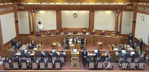 윤석열 대통령이 20일 서울 종로구 헌법재판소에서 열린 탄핵 심판 10차 변론에서 한덕수 국무총리 증인신문 전 심판정을 떠나고 고 있다. 2025.2.20 【헌법재판소 제공=연합뉴스】