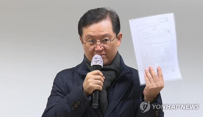 ) 윤석열 대통령 측 변호인 윤갑근 변호사가 21일 오후 서울 서초구 스페이스쉐어 강남역센터에서 기자회견을 열고 '고위공직자범 죄수사처(공수처)가 윤석열 대통령을 내란 혐의로 수사하는 과정에서 서울중앙지법으로부터 영장을 기각당한 사실을 숨겼다는<br>
의혹'을 제기하고 있다. 2025.2.21 【연합뉴스TV 캡처,=연합뉴스】