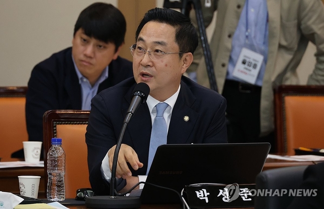박성준 민주당 의원이 17일 대구 북구 경북대 글로벌플라자에서 열린 국회 교육위원회의 대구교육청, 경북교육청, 강원교육청에<br>
대한 국정감사에서 질의하고 있다. 2024.10.17 【대구=연합뉴스】