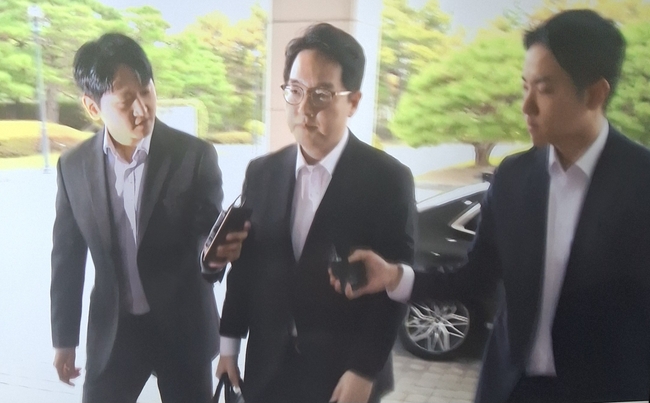 대검 청사로 들어서서 기자들에게 질문을 받고 있는 심우정 검찰총장 【사진=Channel-A 화면 캡쳐】