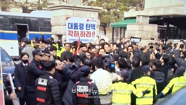  국민의 힘 국회의원들이 헌법재판소 앞에서 윤 대통령 탄핵은 탄핵 소추 사유가 성립되지 않은 사기 탄핵이고 절차적 흠결이 많은 불법 탄핵"이라며 이 사건을 기각, 각하해야 한다"고 강조했다.