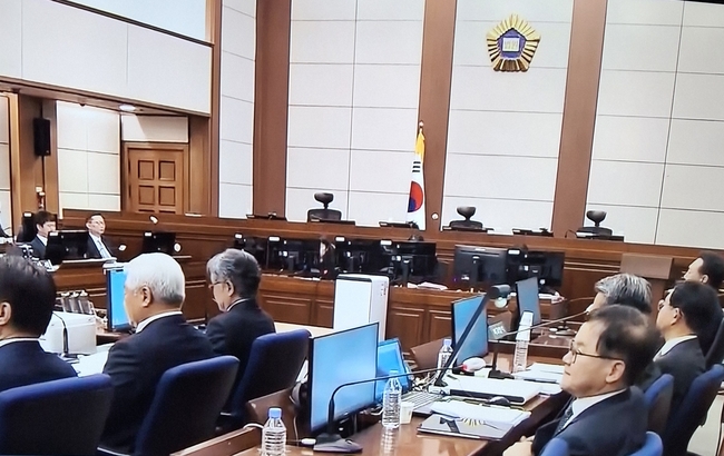 윤석열 전 대통령의 내란협의 형사재판 시작에 앞서 피고인석에 앉은 모습이 21일 처음으로 일반에 공개됐다.<br>
서울중앙지법 형사합의25부 【사진=엽합뉴스TV 캡쳐 화면】