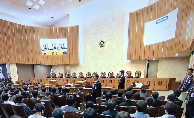피고인 이재명 더불어민주당 대선후보에 대한 공직선거법 250조 1항이 규정한 허위사실 공표죄에 관한 법리를 오해해 판결에 영향을 미친 잘못이 있다"고 판단한 대법원 대법정 모습【사진=연합뉴스TV 캡쳐】