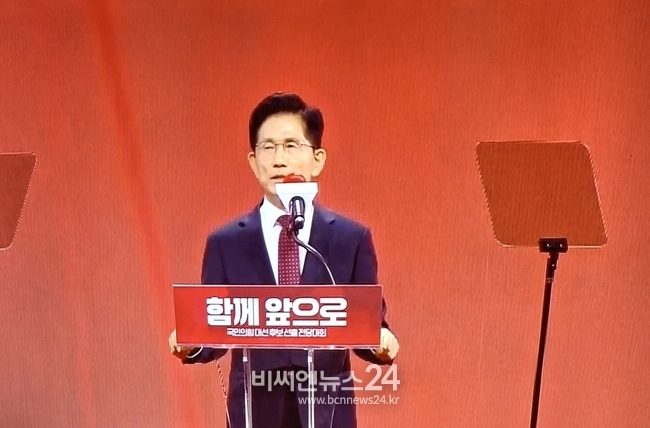 국민의 힘 대선 후보로 최종 결정된 김문수후보가 일산 킨덱스서 열린 전당대회에서 대선후보 수락 연설을 하고 있다.
