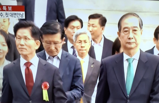 국민의 힘 대선후보인 김문수 후보와 한덕수 무소속 대선후보의 단일화가 물살을 타면서 5일 서울 조계사에서 열린 부처님오신날 <br>
봉축 법요식에 참석하고 있다【사진=연합뉴스TV 캡쳐】