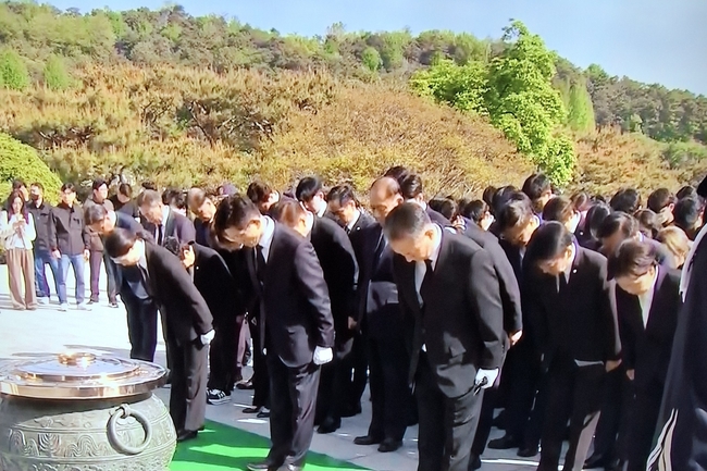 김문수 국민의 힘 대선후보가 후보로 선출된 다음날 국립 서울 현충원을 참배하고 있다.