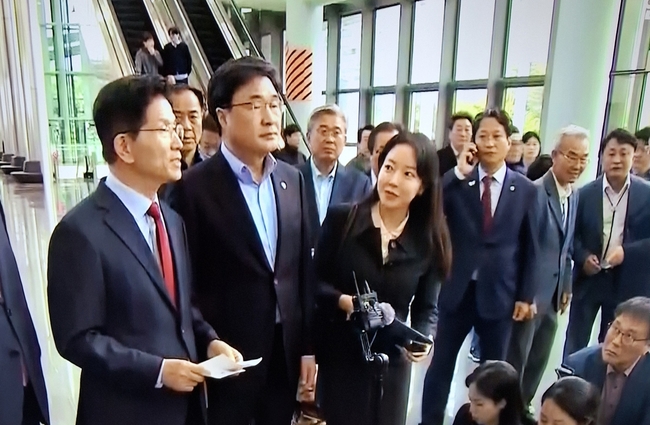 국민의 힘 김문수 대선후보가 지방을 순회하던중 당 지도부의 단일화 압박에 일정을 중단하고 상경한다는 발표를 하는 모습. 