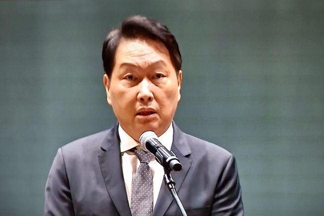 최태원 SK그룹 회장이 최근 일어난 해킹사태에 대해서 대국민 사과를 하고 있다. 〔2025.5.7〕
