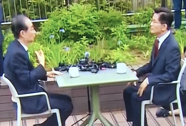 김문수 국민의 힘 대선후보와 한ㅁ덕수 무소속 후보가 국회에서 만나 단일화에 대한 공개 대화를 하고 있다【연합뉴스TV 캡쳐】