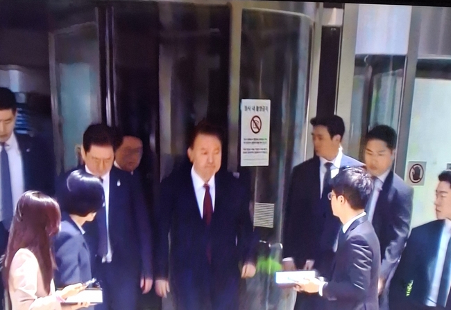 윤석열 전 대통령이 서울 중앙지방법원에서 열린 내란협의 재판을 마치고 법원을 나서는 모습.