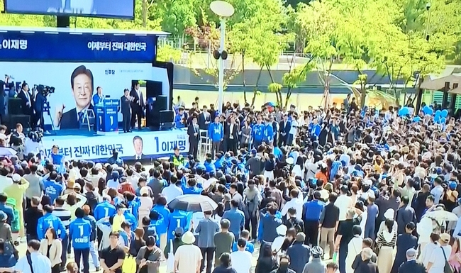 더불어민주당 이재명 대선 후보가 서울 광화문에서 출정식체서 연설 하고 있다.