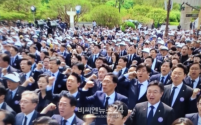 기념식 참석자들이 "임을 위한 행진곡"을 합창하고 있다.【사진=연합뉴스TV캡쳐】