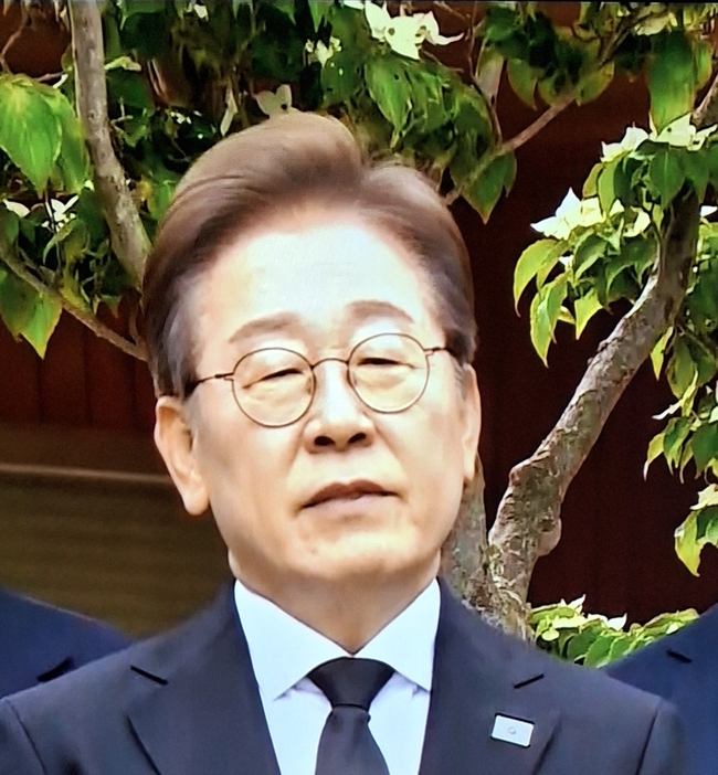 봉하마을 찾은 더불어민주당 이재명 대선후보