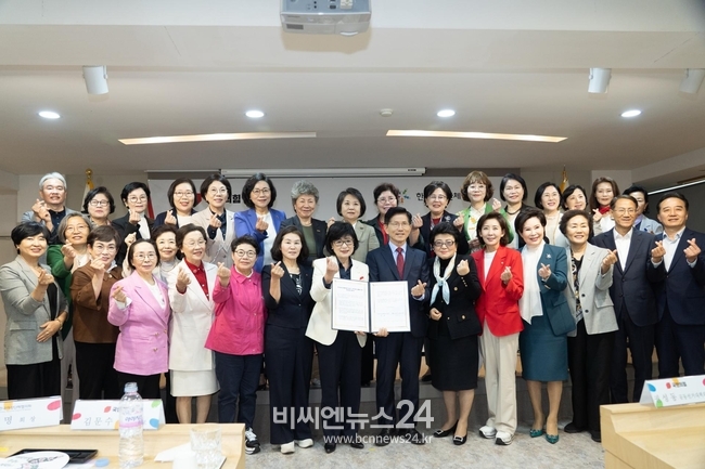 김문수 국민의힘 대통령 후보와 여성정책 협약을 체결하는 정책협약식 