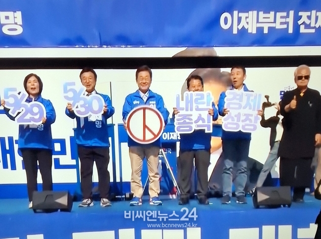  더불어민주당 이재명 대선 후보가 26일 경기 남양주시 평내호평역 광장에서 열린 유세에서 사전투표를 독려하는 패널을 들어<br>
보이고 있다.【연합뉴스TV화면 캡쳐】