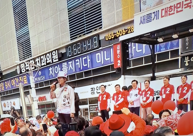 김문수 국민의 힘 대선후보가 경남지역 유세현장에서 연설을 하고 있다.