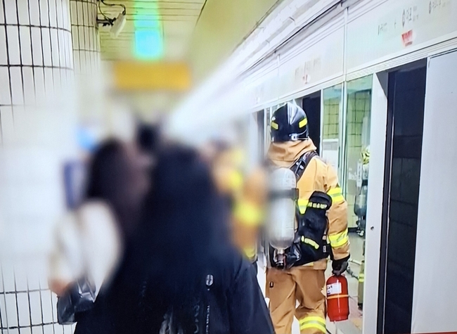 31일, 서울지하철 5호선 열차 안에서 60대 남성이 불을 질러 화재가 발생했다.【연합뉴스TV화면 캡쳐】