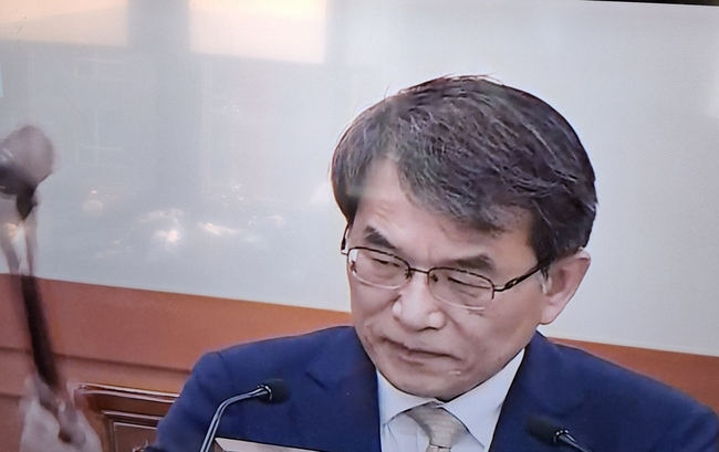 제21대 대통령 당선 확정 회의에서 더불어민주당 이재명 후보가 당선되었음을 선언하고 있다.