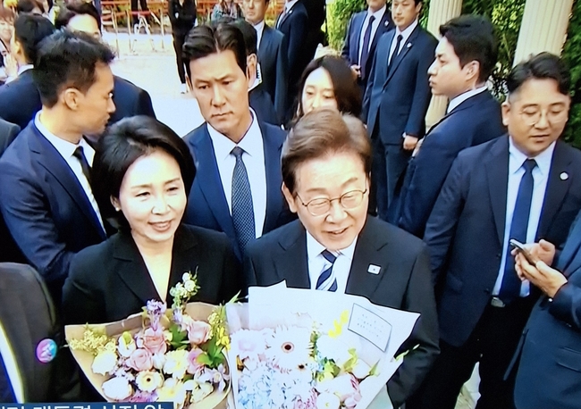 대통령 당선 후, 젓 공식일정을 소화하기 위해 사저를 나서면서 주민 등 지지자들의 인사를 받고 잇는 이재면 대통령 당선자 부부.<br>
2025.6.4