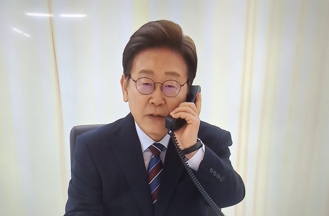 이재명 대통령이 6일 서울 한남동 관저에서 도널드 트럼프 미국 대통령과 전화 통화를 하고 있다【서울=연합뉴스】