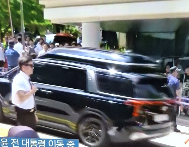 법원에 들어서는 윤석열 전 대통령이 탑승한 차량 【연합뉴스TV 캡쳐】