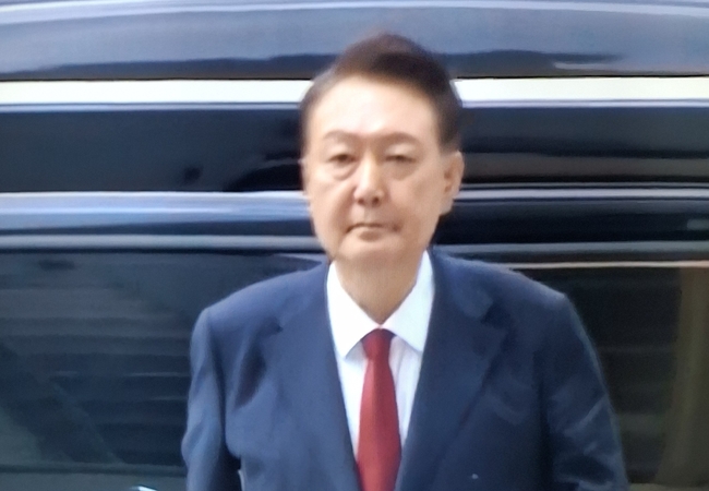 윤석열 전 대통령이 9일 내란 특검의 구속졍장 청구에 대해 영장 실질심사를 받기 위해 법원을 들어서고 있다.【연합뉴스TV캡쳐】
