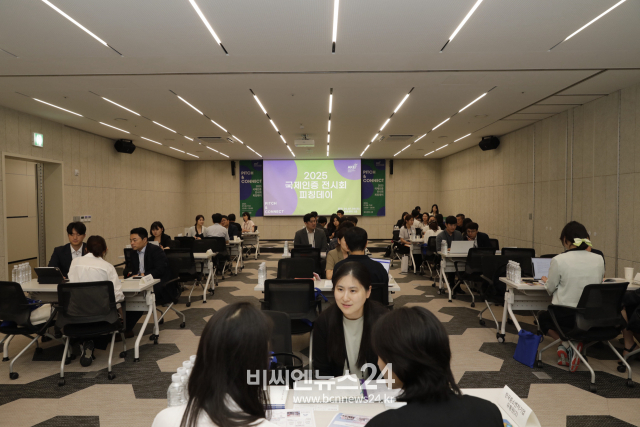 ‘2025 국제인증 피칭데이’ 1:1 상담회 모습.