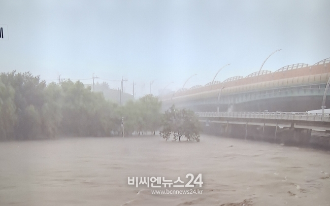 중부지방에서 내린 집중호우로 강물이 불어난 모습