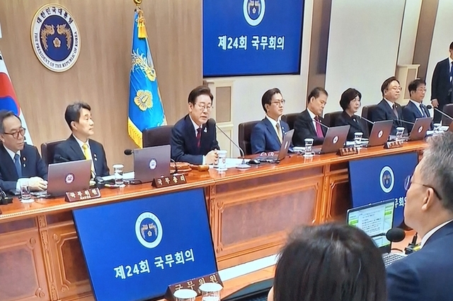李, 尹정부 장관들과 첫 국무회의…"어색하겠지만 최선 다해 달라"