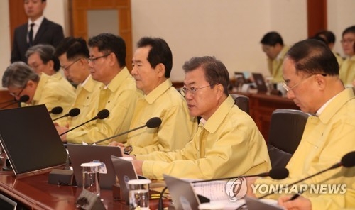 문재인 대통령은 4일 신종 코로나바이러스 감염증(신종코로나) 사태와 관련해 "사태가 장기화하는 최악의 상황까지 대비해 우리 경제가 받을 충격과 피해를 최소화해야 한다"며 "다방면으로 대응책 마련을 서둘러야 한다"고 말했다〈사진-연합뉴스〉<br>
